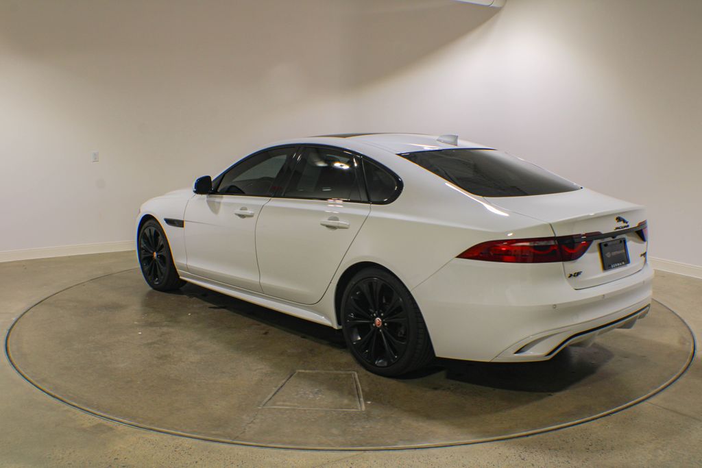 Certified Used 2022  Jaguar R-Dynamic SE image 4