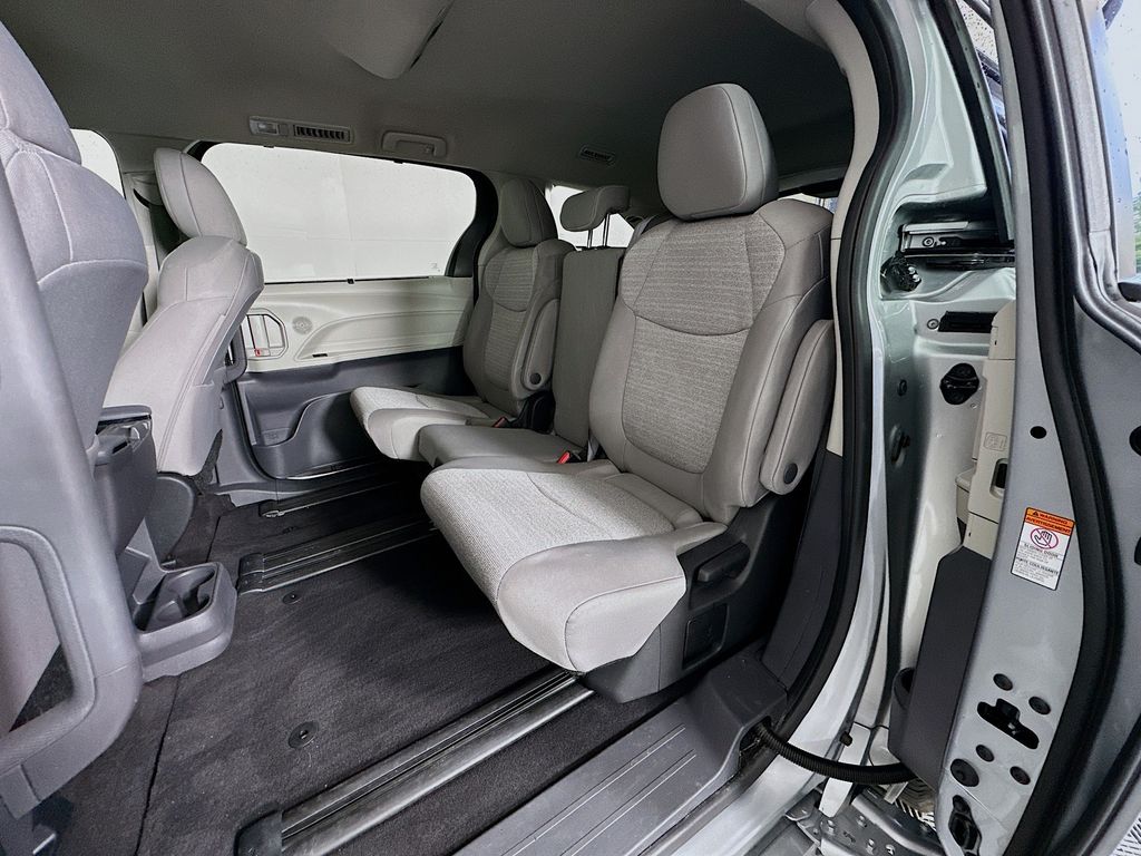 Thumbnail: 2022 Toyota Sienna - 23