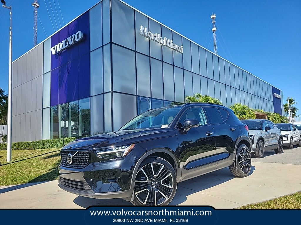 2025 Volvo XC40 B5 Ultra Dark Theme