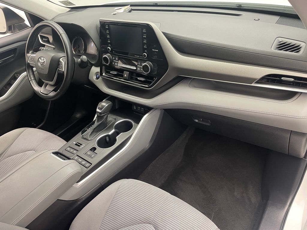 Thumbnail: 2022 Toyota Highlander - 16