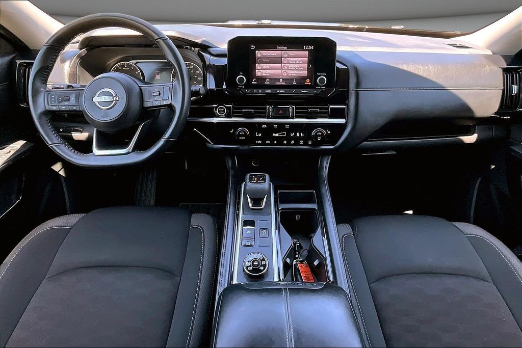 View vehicle photo 7