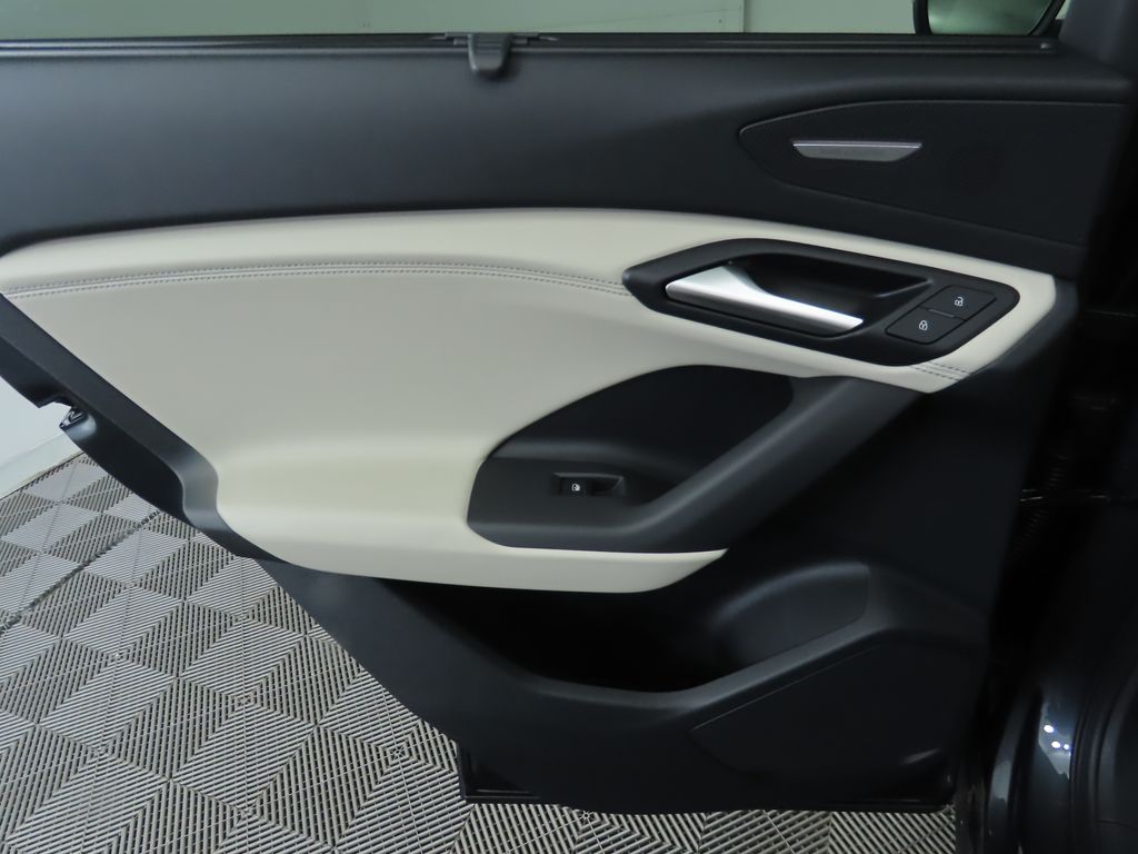 Thumbnail: 2025 Audi Q6 e-tron - 28