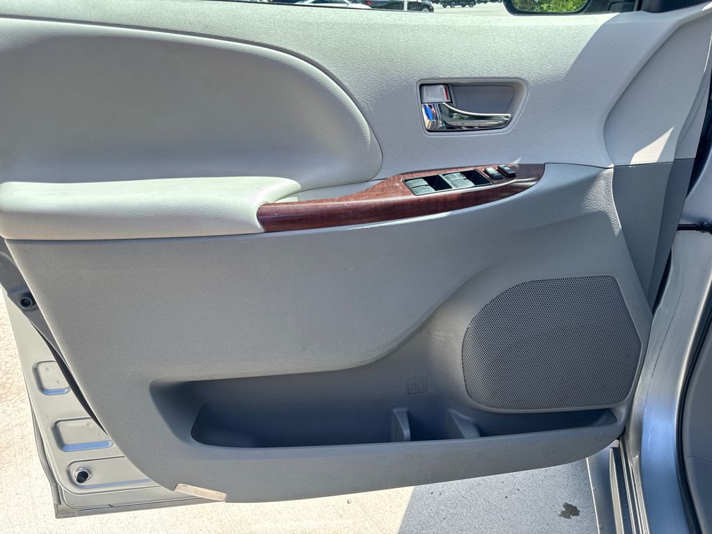 Used 2013 Silver Toyota XLE image 11