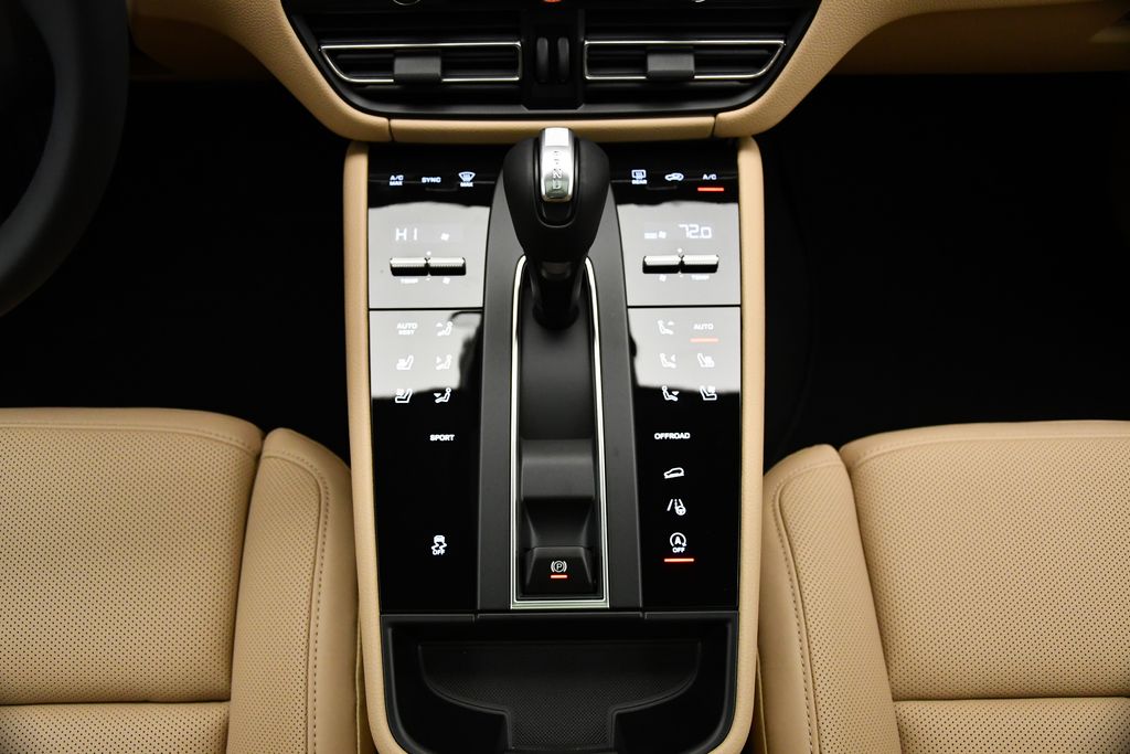 Thumbnail: 2025 Porsche Macan - 28