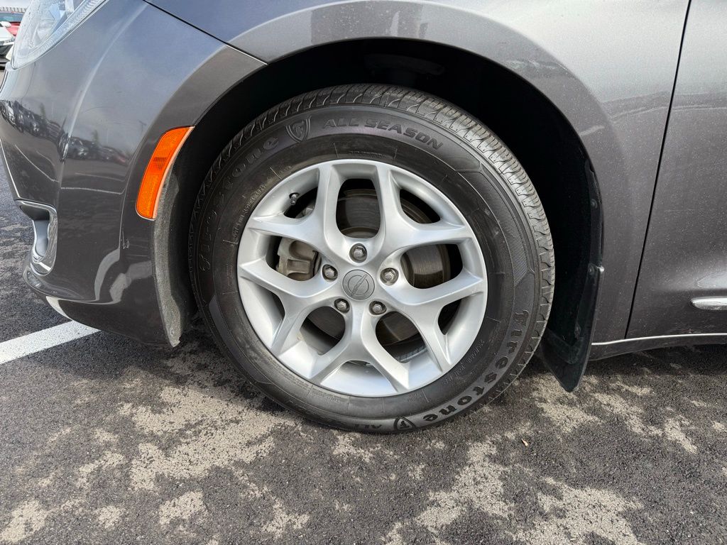 Thumbnail: 2017 Chrysler Pacifica - 9