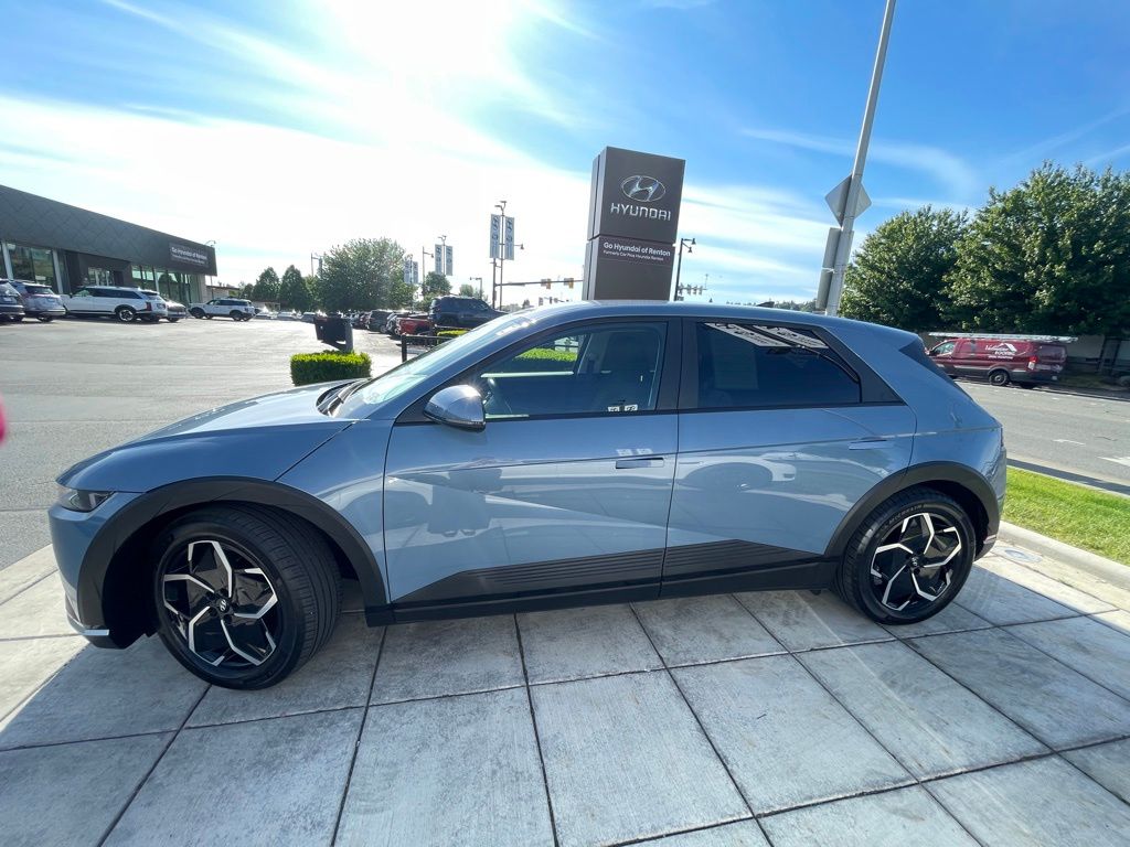 View vehicle photo 4