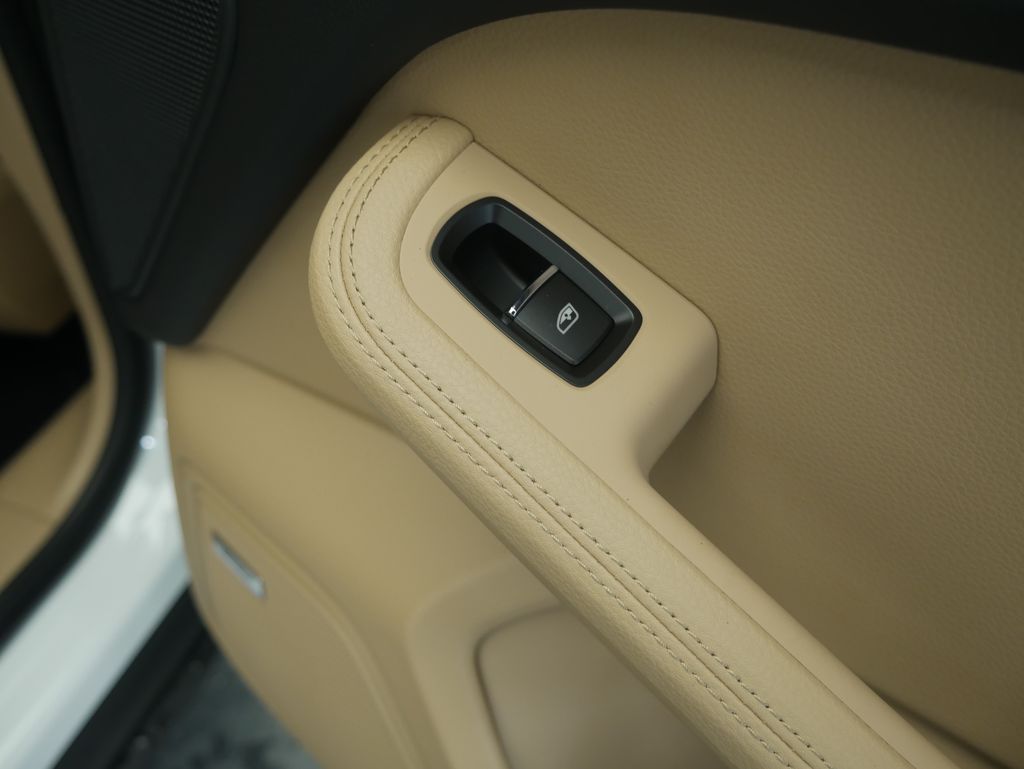 Thumbnail: 2026 Porsche Macan - 32