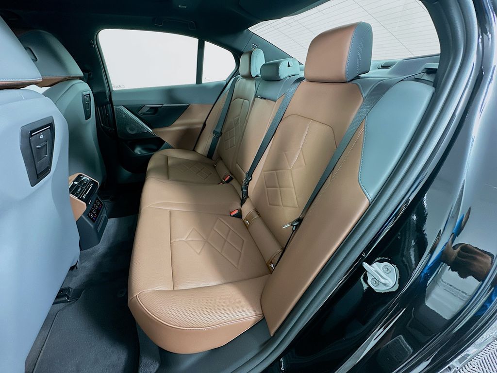 Thumbnail: 2027 BMW 5 Series - 17