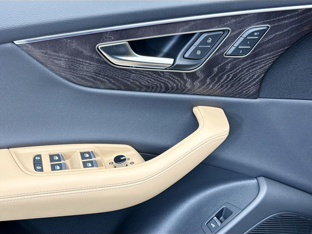 Thumbnail: 2026 Audi Q8 - 22