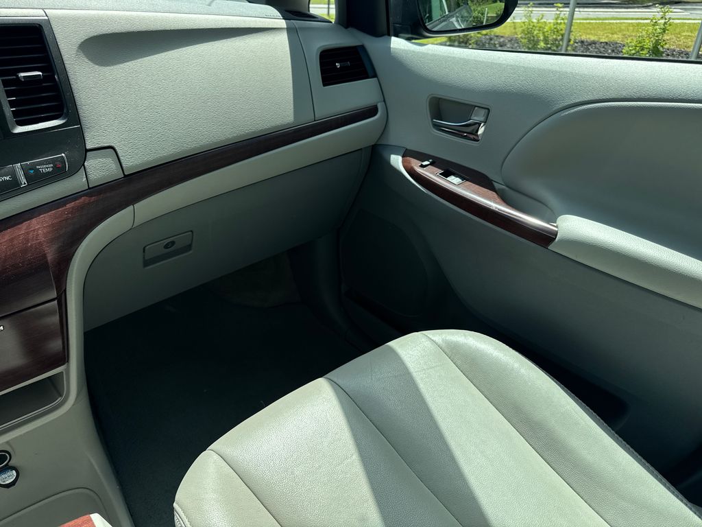 Used 2013 Silver Toyota XLE image 14