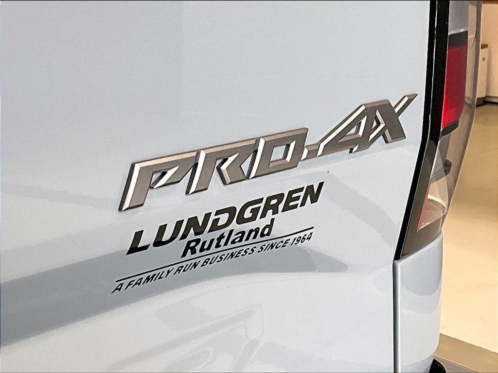 2023 Nissan Frontier — photo 26