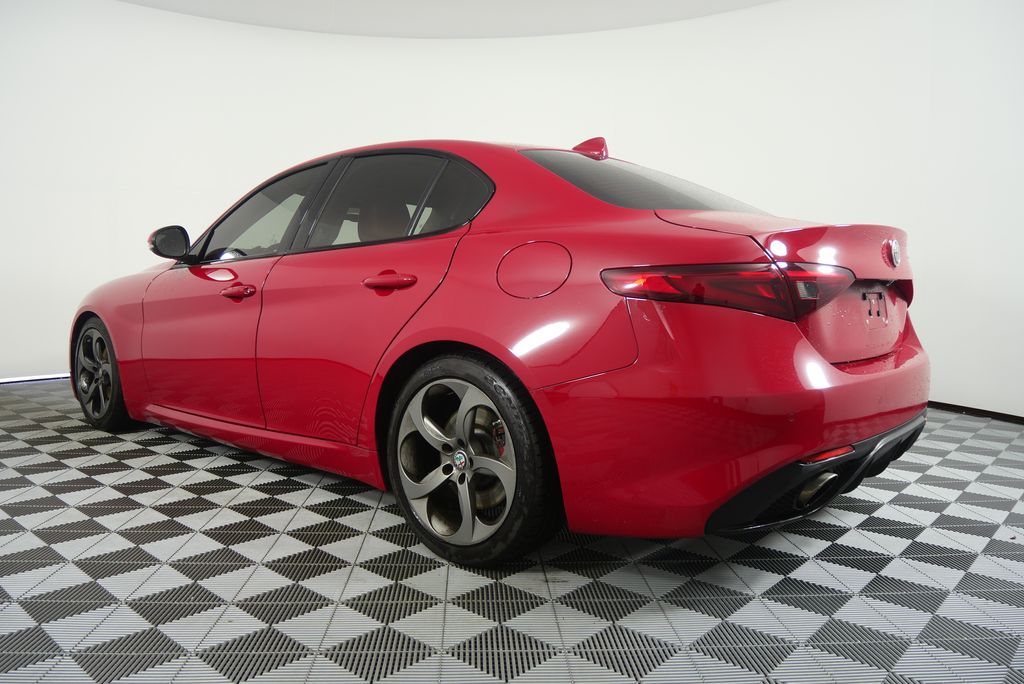 Thumbnail: 2019 Alfa Romeo Giulia - 5