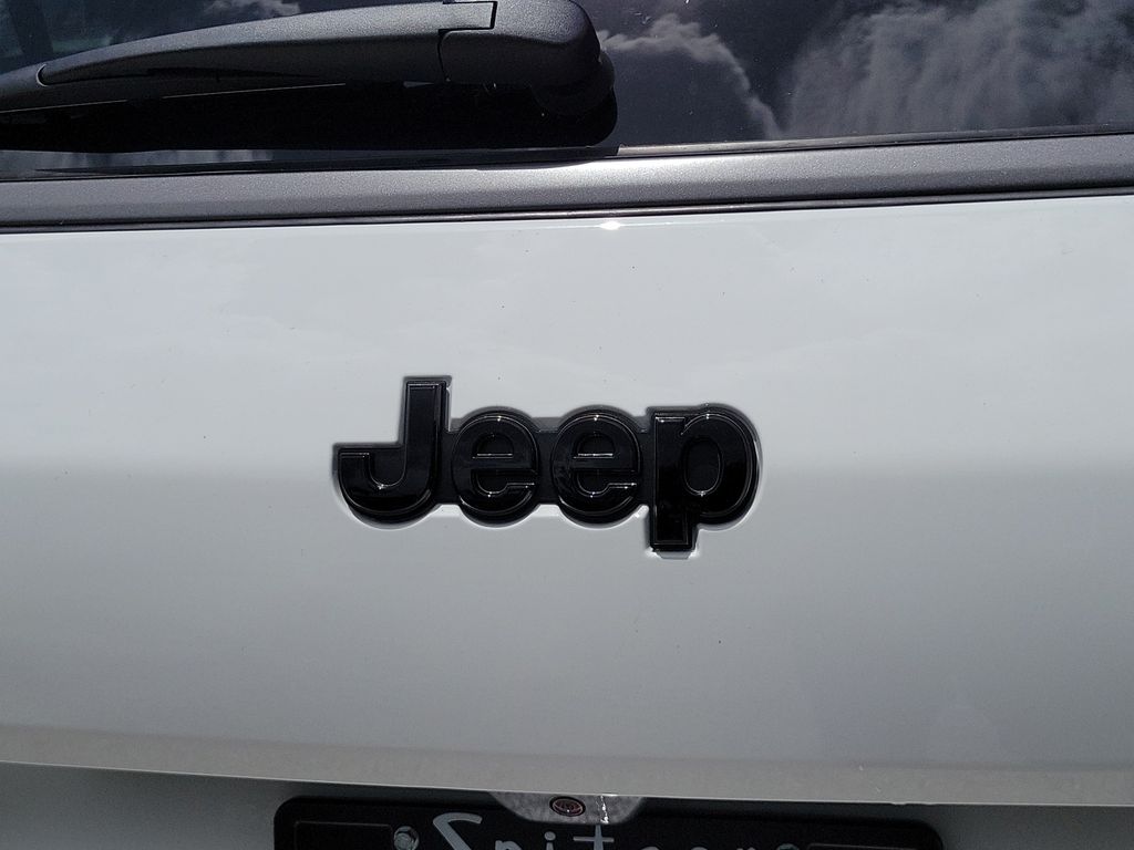 New 2026 White/off-white Jeep Laredo image 7