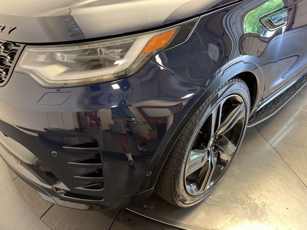Thumbnail: 2023 Land Rover Discovery - 9