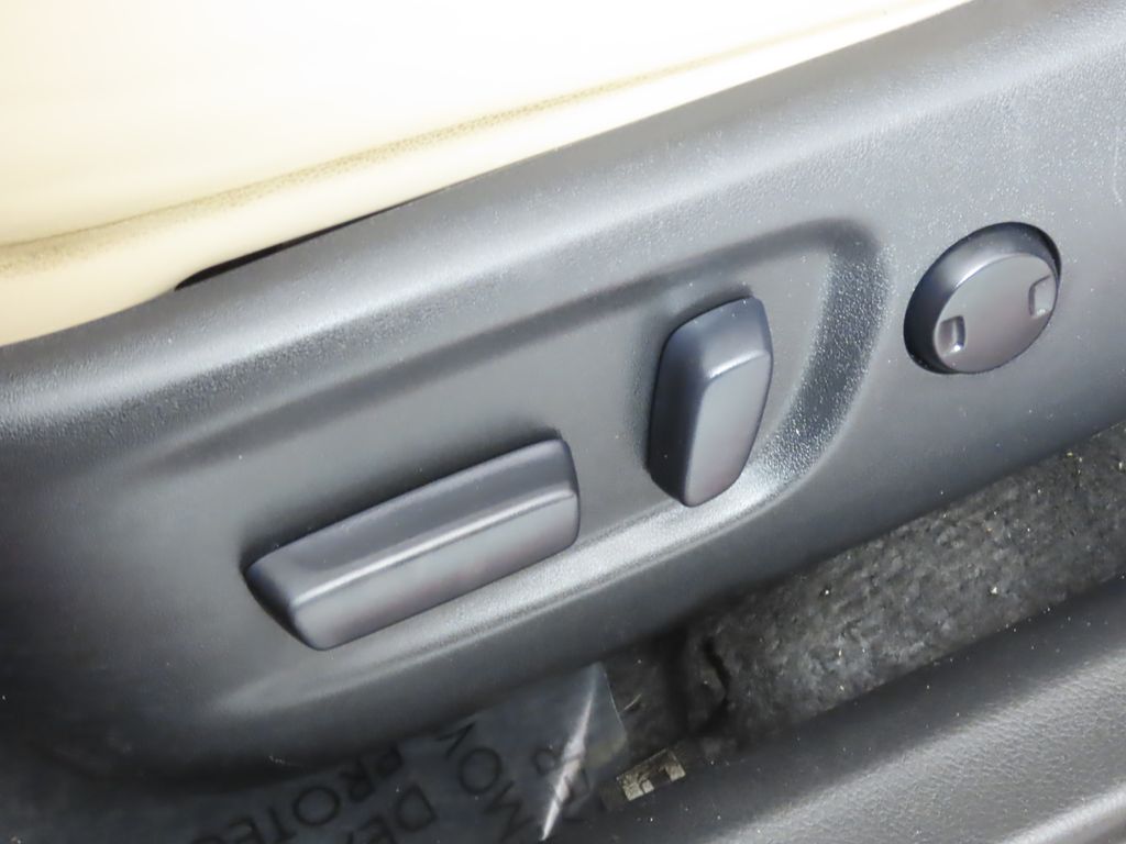 Thumbnail: 2014 Toyota RAV4 - 31