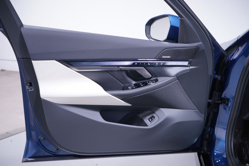Thumbnail: 2027 BMW 5 Series - 17