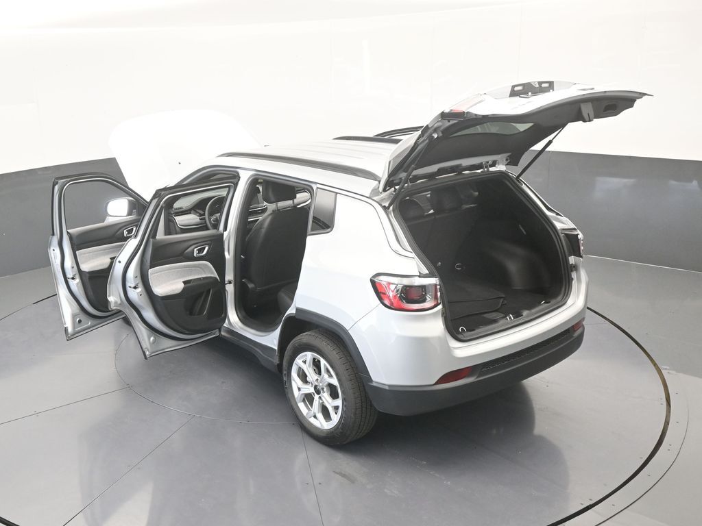 Used 2025 Silver Zynith Metallic Clearcoat Jeep Latitude image 36