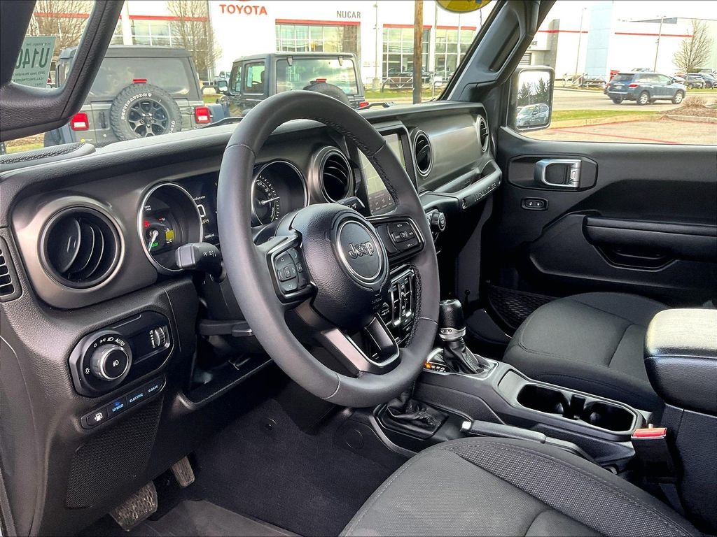 2023 Jeep Wrangler — photo 8