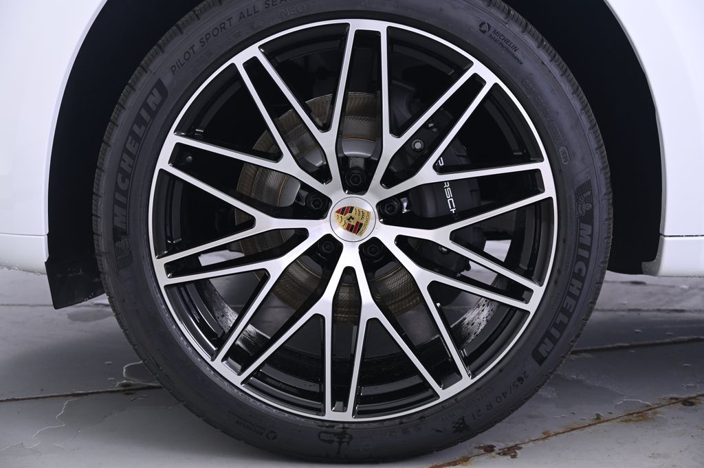 Thumbnail: 2026 Porsche Macan - 11