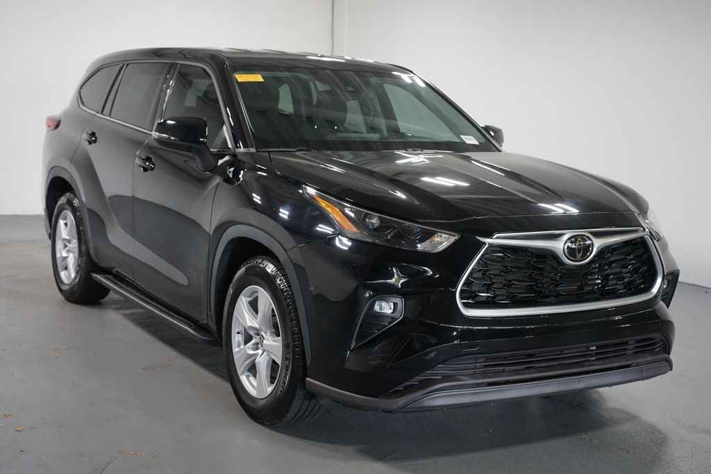 Thumbnail: 2022 Toyota Highlander - 3