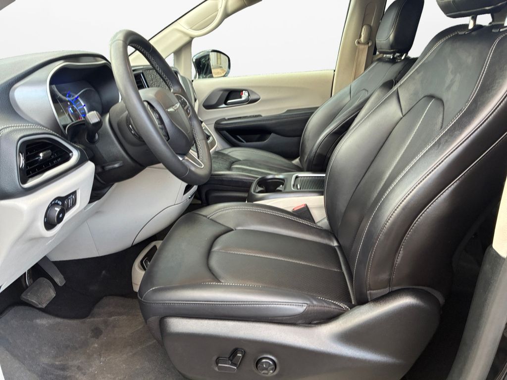Used Car 2024 Chrysler Pacifica Hybrid  Select For Sale Under $30,000 In Austin, Texas