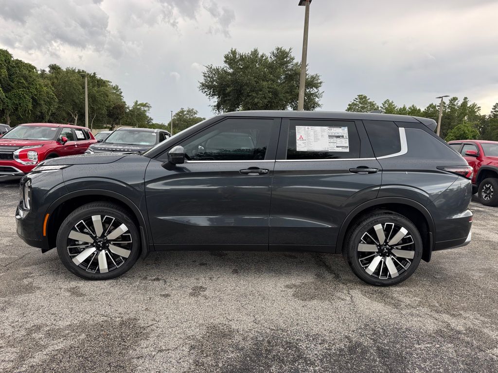 2025 Mitsubishi Outlander SE photo 2