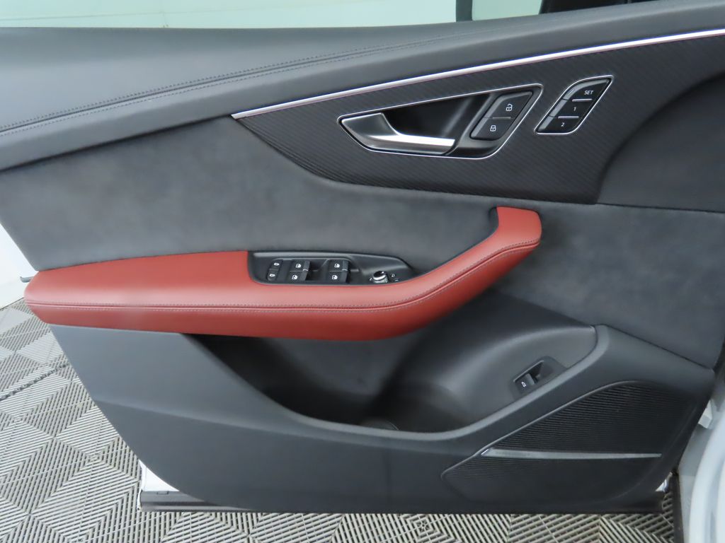 Thumbnail: 2025 Audi SQ7 - 25