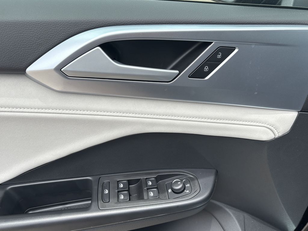 New 2025 Deep Black Volkswagen 1.5T SE image 9