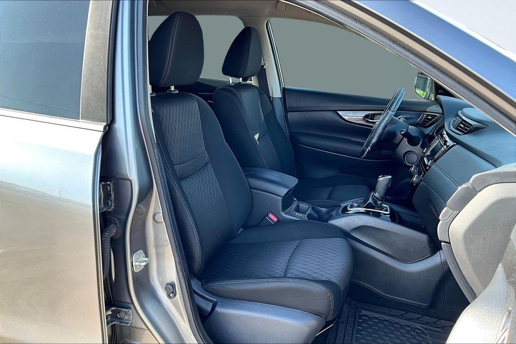 2019 Nissan Rogue SV - 6