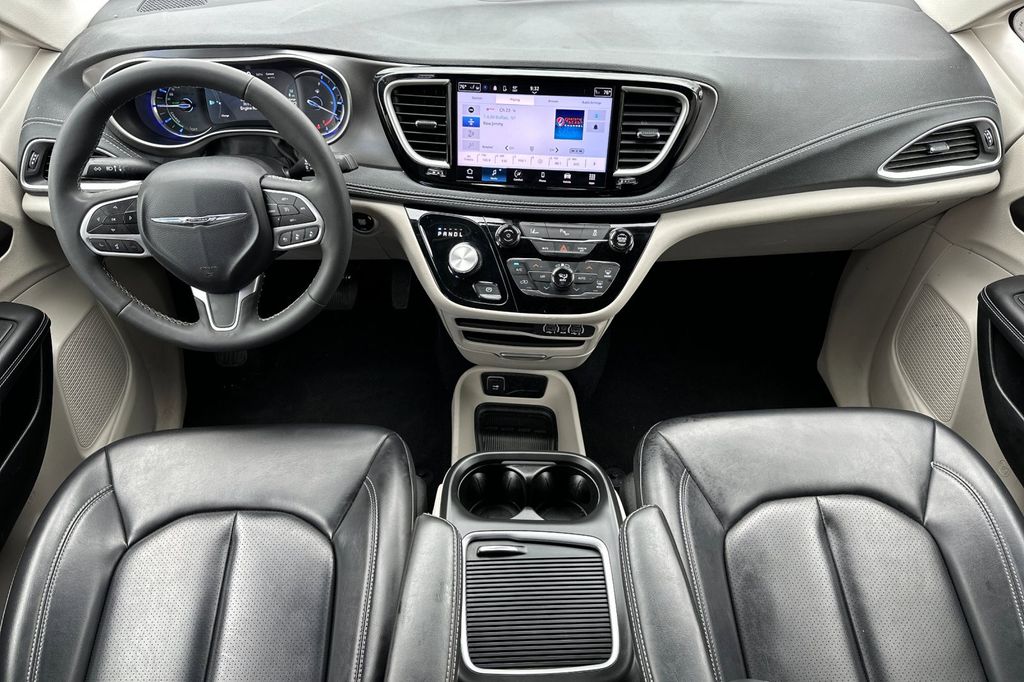 2023 Chrysler Pacifica Hybrid Touring L photo