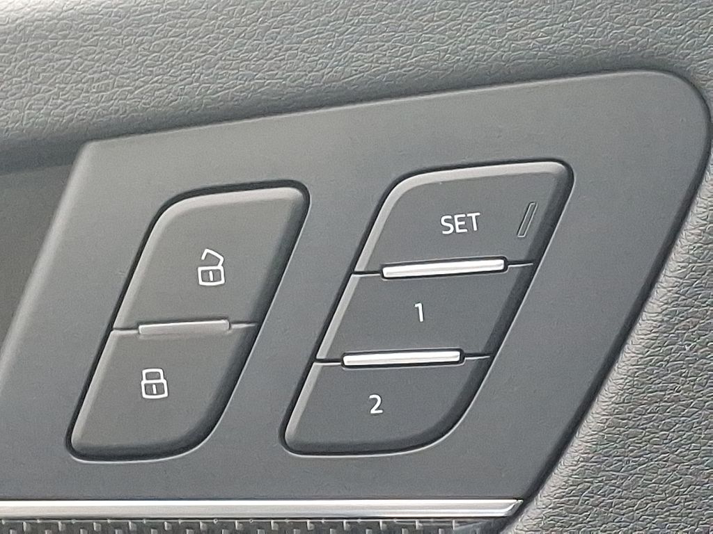 Thumbnail: 2023 Audi SQ5 - 26