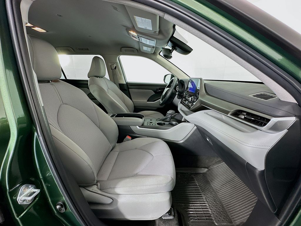 2024 Toyota Highlander LE 28