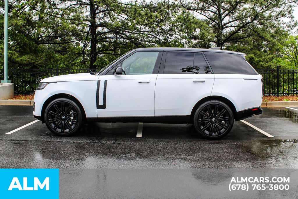 Used 2023 White Land Rover SE image 7