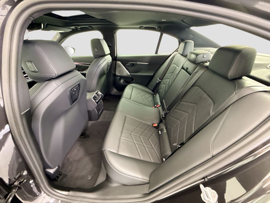 Thumbnail: 2026 BMW i5 - 20