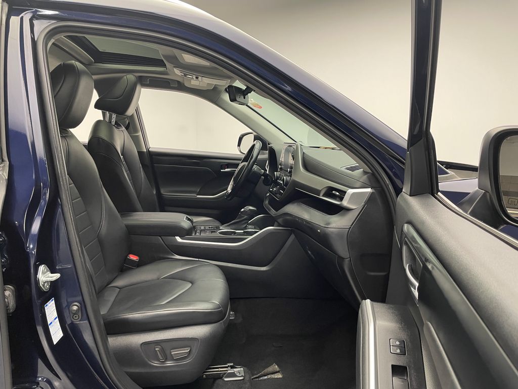 2021 Toyota Highlander XLE 17