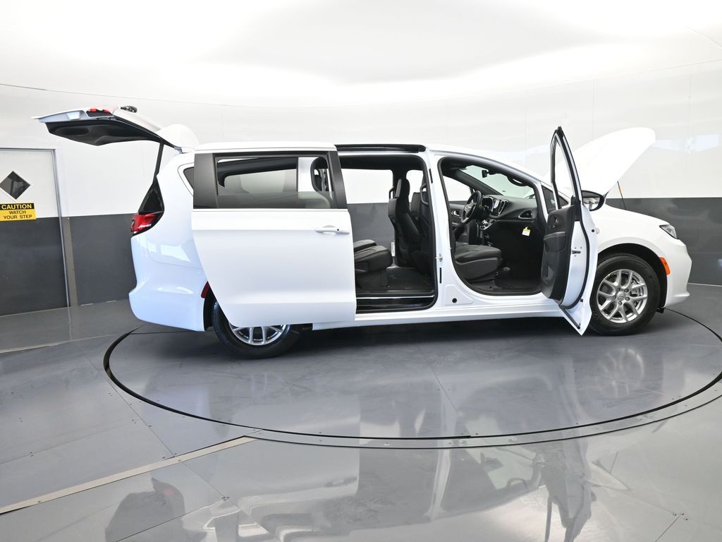 New 2026 Bright White Clearcoat Chrysler Select image 70