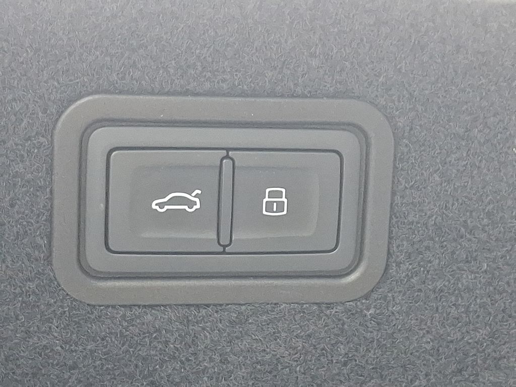 Thumbnail: 2022 Audi S8 - 28