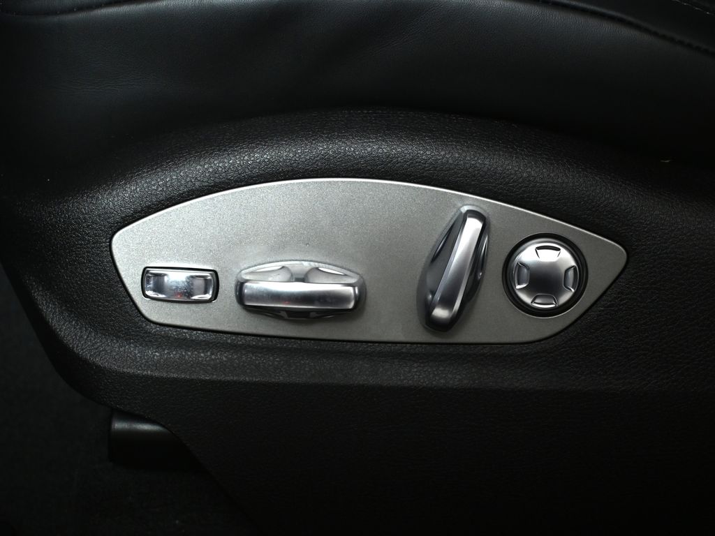 Thumbnail: 2026 Porsche Macan - 30