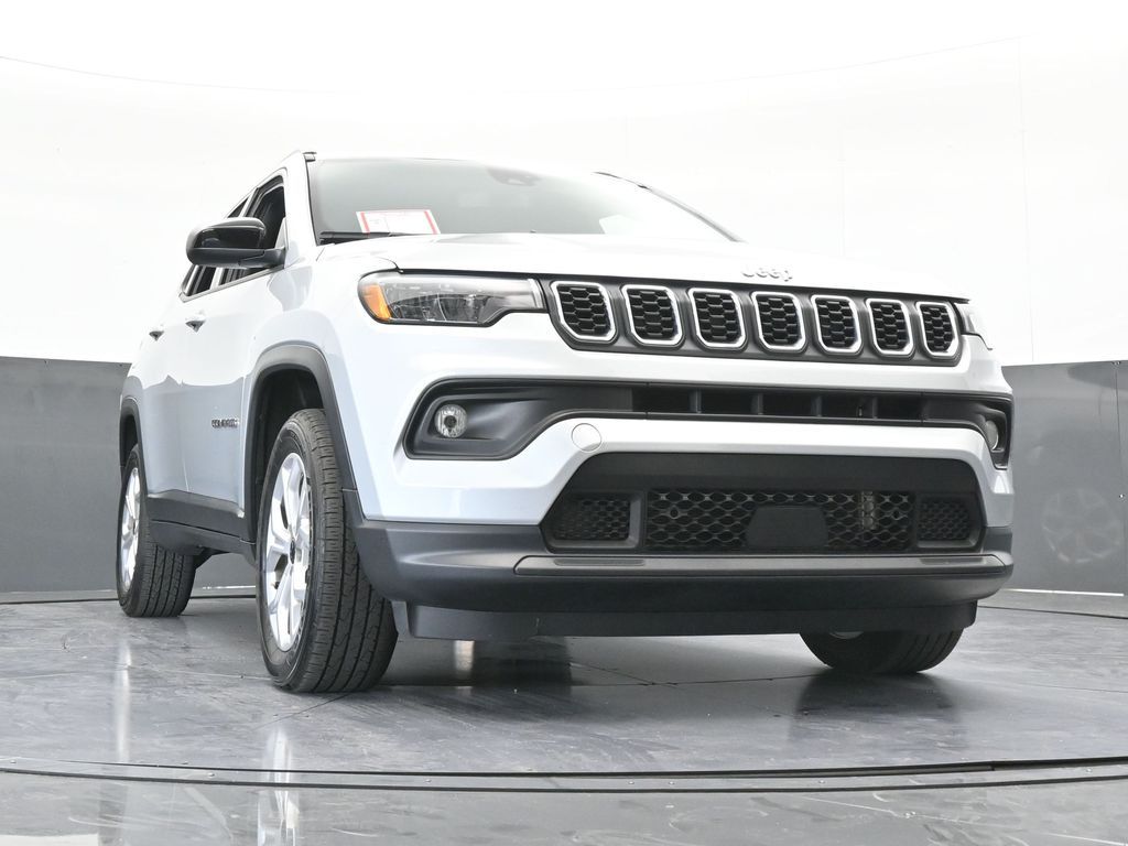 Used 2025 Silver Zynith Metallic Clearcoat Jeep Latitude image 33