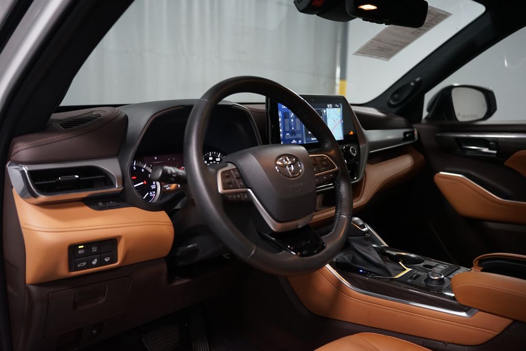 Thumbnail: 2022 Toyota Highlander - 6