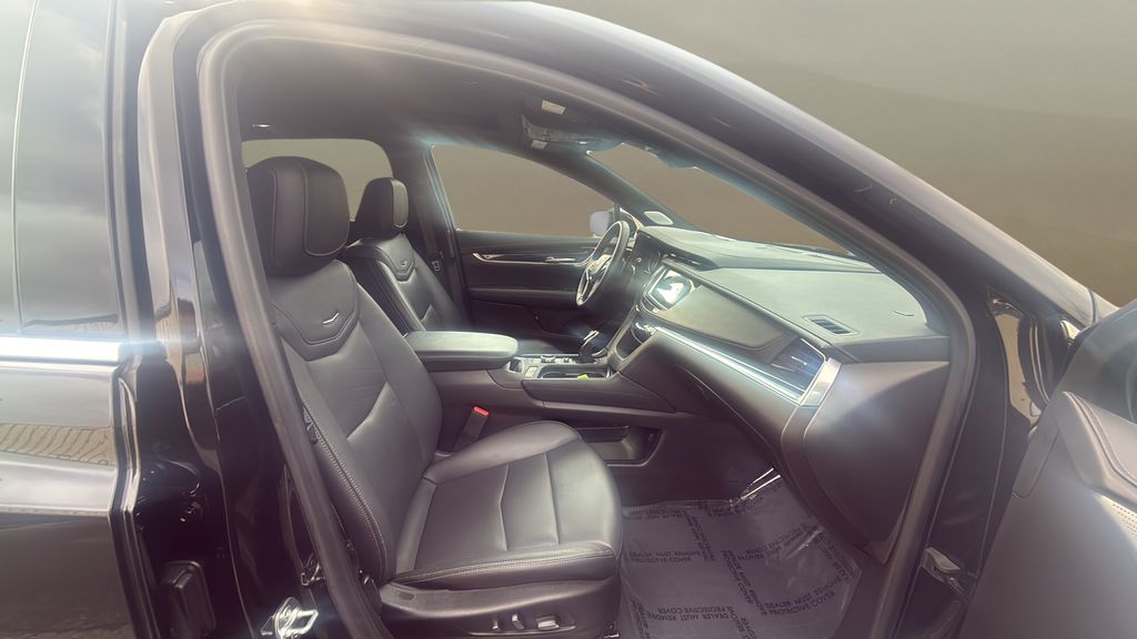 used 2025 Cadillac XT5 car, priced at $37,900