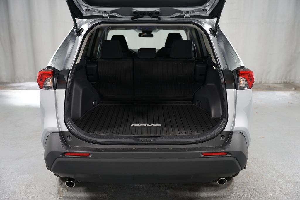 2025 Toyota RAV4 LE 32