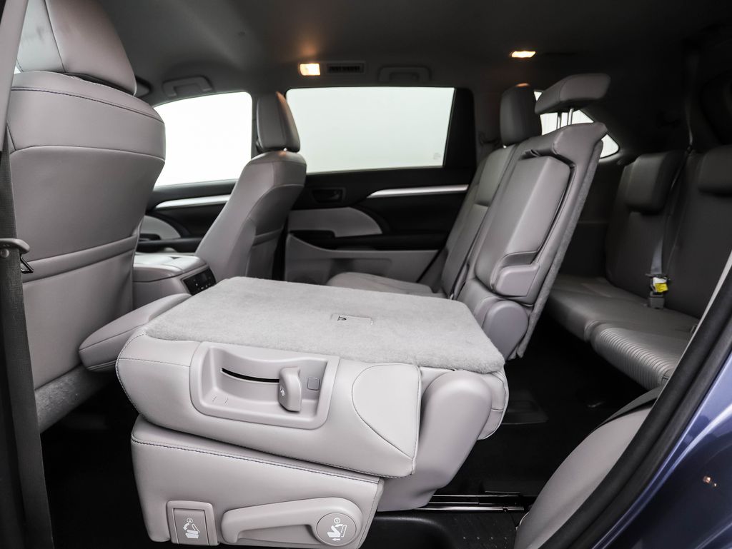 Thumbnail: 2016 Toyota Highlander - 24