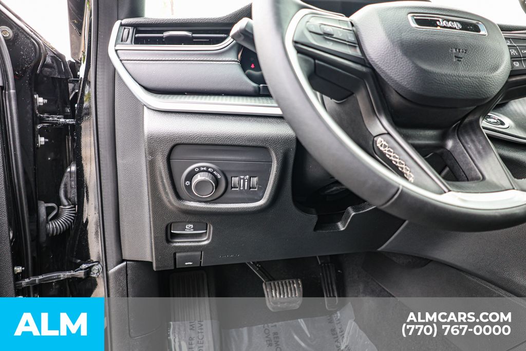 Used 2025 Black Jeep Altitude / MT Certified image 27