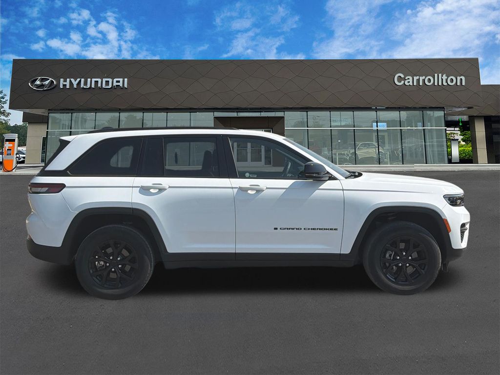 Used 2025 White Jeep Altitude image 4