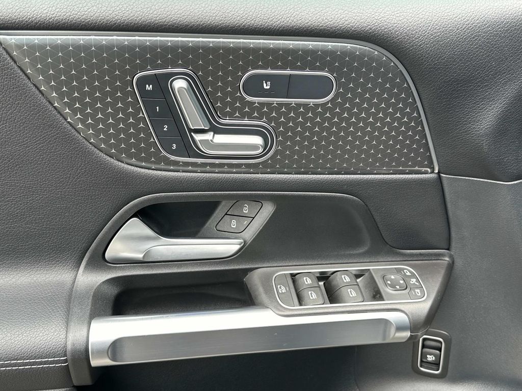 Thumbnail: 2024 Mercedes-Benz GLB - 30