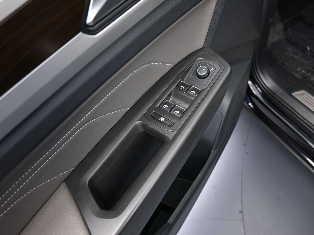 Used 2022 Deep Black Volkswagen 3.6L V6 SE w/Technology image 13