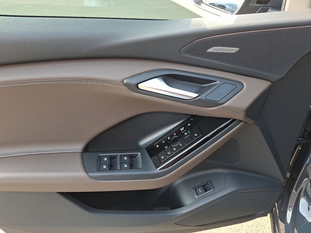 Thumbnail: 2025 Audi Q6 e-tron - 12