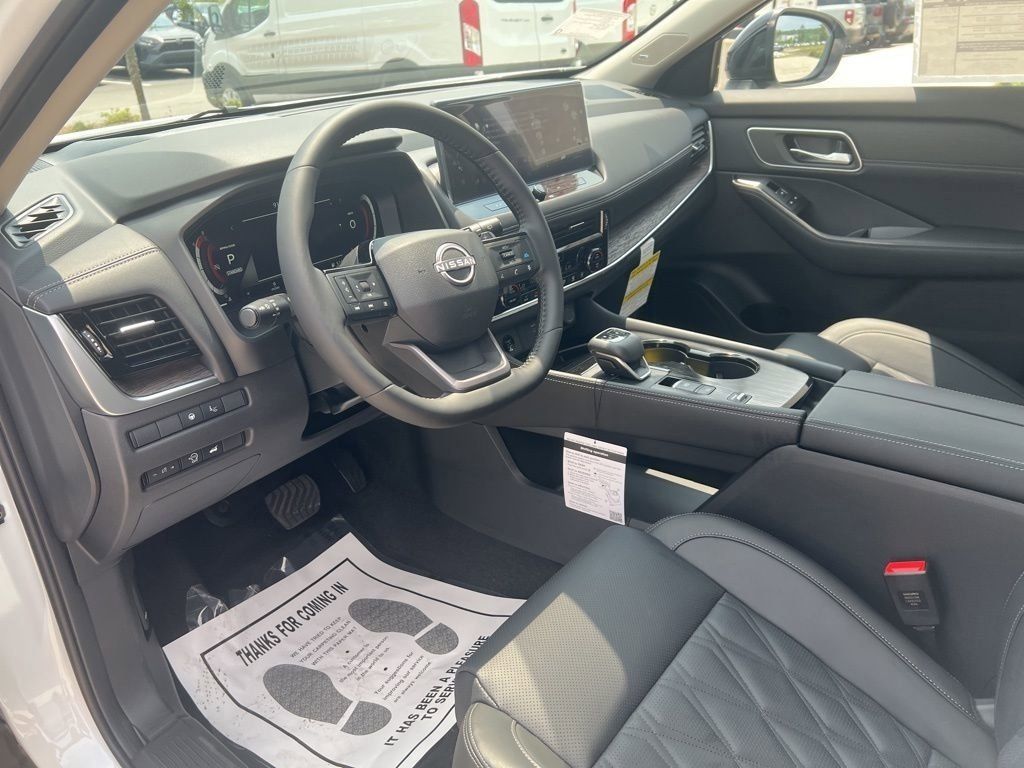 2025 Everest White Pearl/Super Black Nissan Rogue Platinum FWD SUV