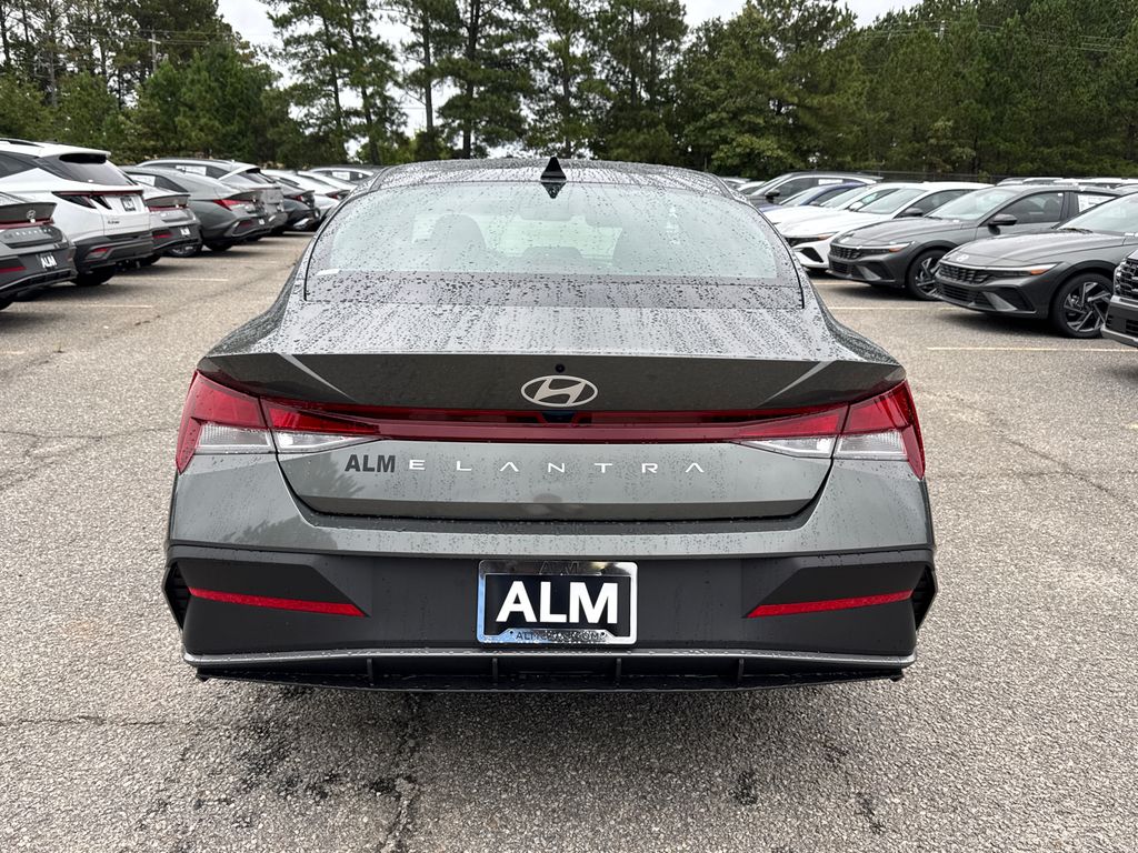 2025 Hyundai Elantra SE photo 4